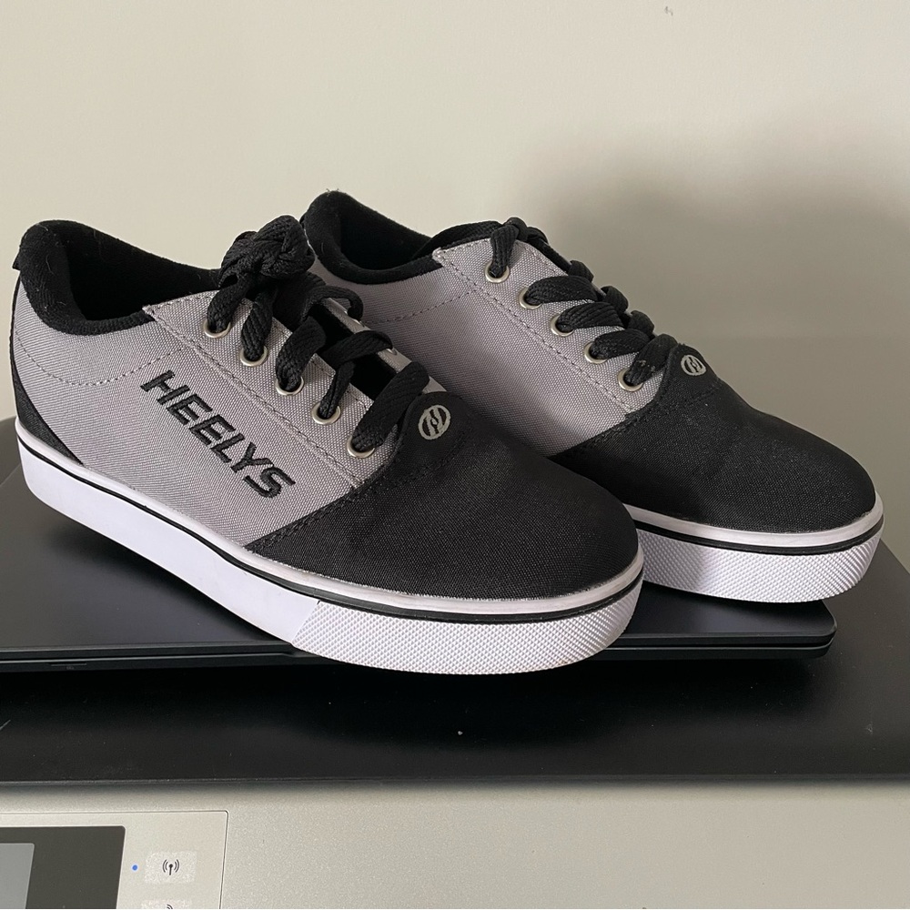 Heelys Youth Size 5 Black & Gray Skate Shoes, New without tags